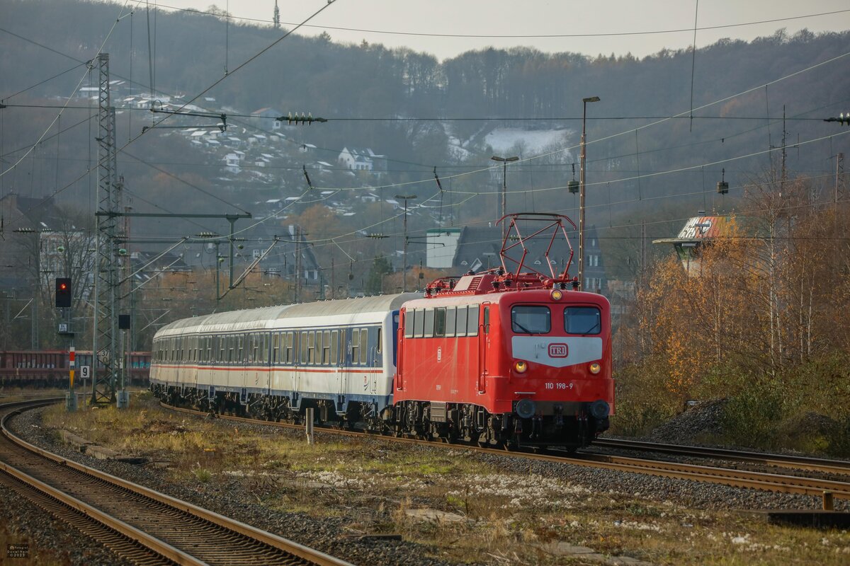 TRI 110 198-9 mit Fußballsonderzug in Wuppertal Steinbeck, am 03.12.2023.