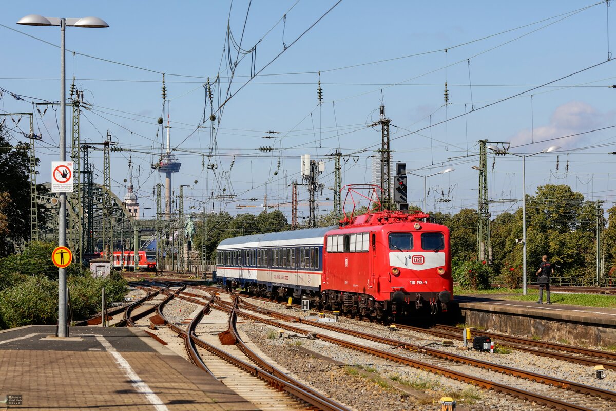 TRI 110 198-9 mit TRI-Wagen�berf�hrung in K�ln Messe/Deutz, September 2023.
Gr��e an den Lokf�hrer! 