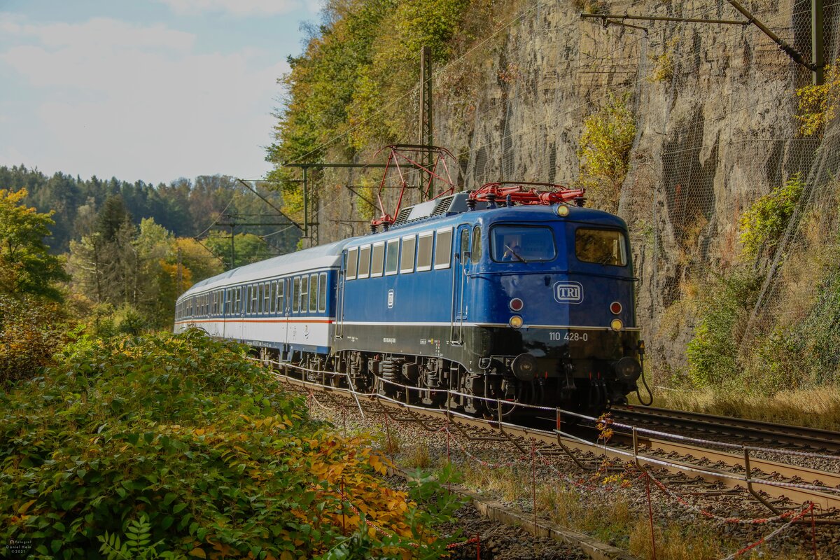 TRI 110 428-0 mit Fußballsonderzug in Ennepetal, Oktober 2021.