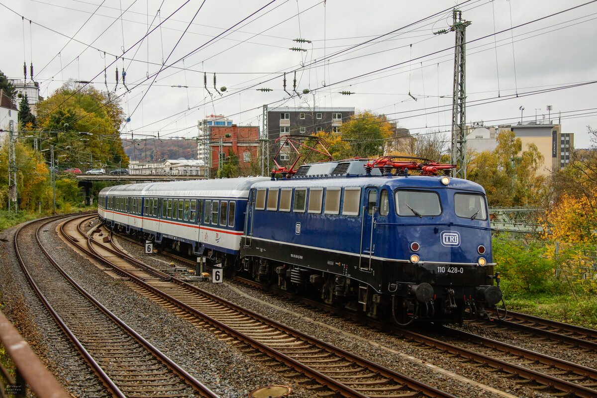 TRI 110 428-0 mit Fußballsonderzug in Wuppertal, Oktober 2021.