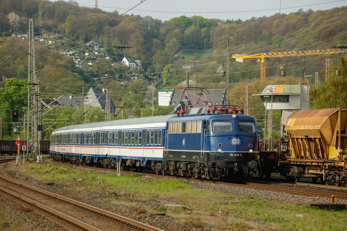 TRI 110 428-0 mit Fußballsonderzug in Wuppertal Steinbeck, am 13.04.2024.