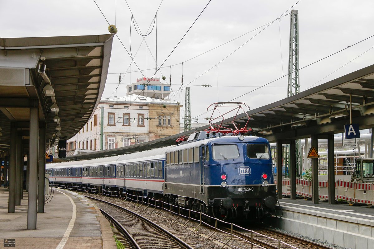 TRI 110 428-0 mit NX-Ersatzzug in Wuppertal Hbf, Juni 2018.
