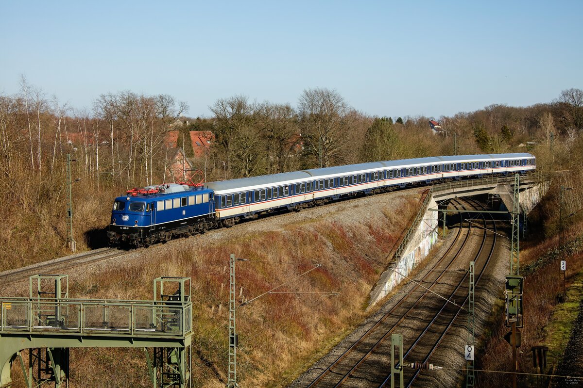 TRI 110 428-0 mit RB40 Ersatzzug in Bochum, am 27.02.2022.