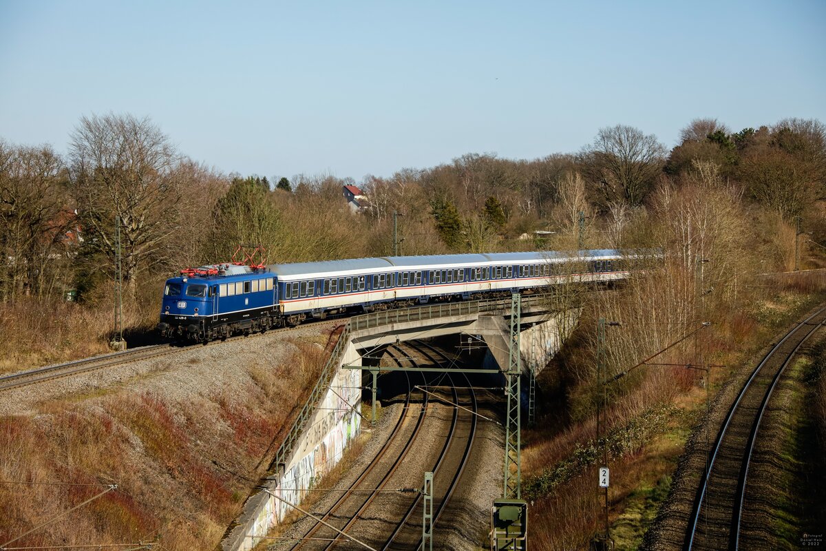 TRI 110 428-0 mit RB40 Ersatzzug in Bochum, am 27.02.2022.
