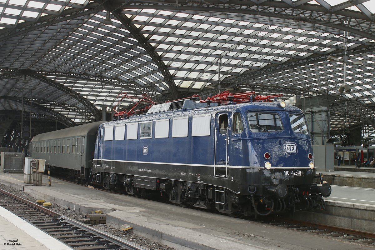 TRI 110 428-0 mit Sonderzug in K�ln Hbf, Mai 2017.