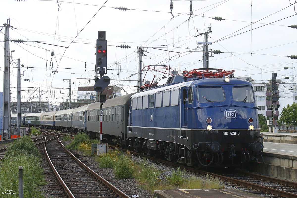TRI 110 428-0 mit Sonderzug bei der Einfahrt in K�ln Hbf, Mai 2017.