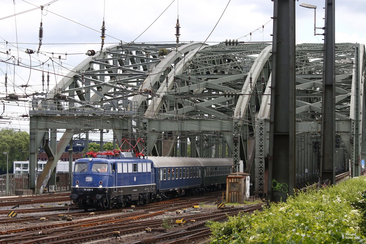 TRI 110 428-0 mit Westfalensonderzug an der Hohenzollernbrücke in Köln, am 20.05.2017.
