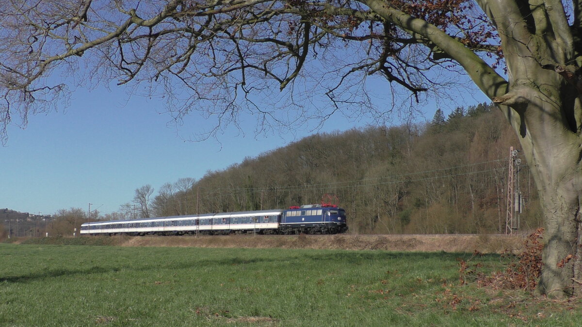 TRI 110 428-0 schiebt am 27.02.2022 ihren RB40-Ersatzzug von Hagen Hbf nach Essen Hbf. Hier ist die Bügelfalte zwischen Wetter(Ruhr) und Witten unterwegs.
