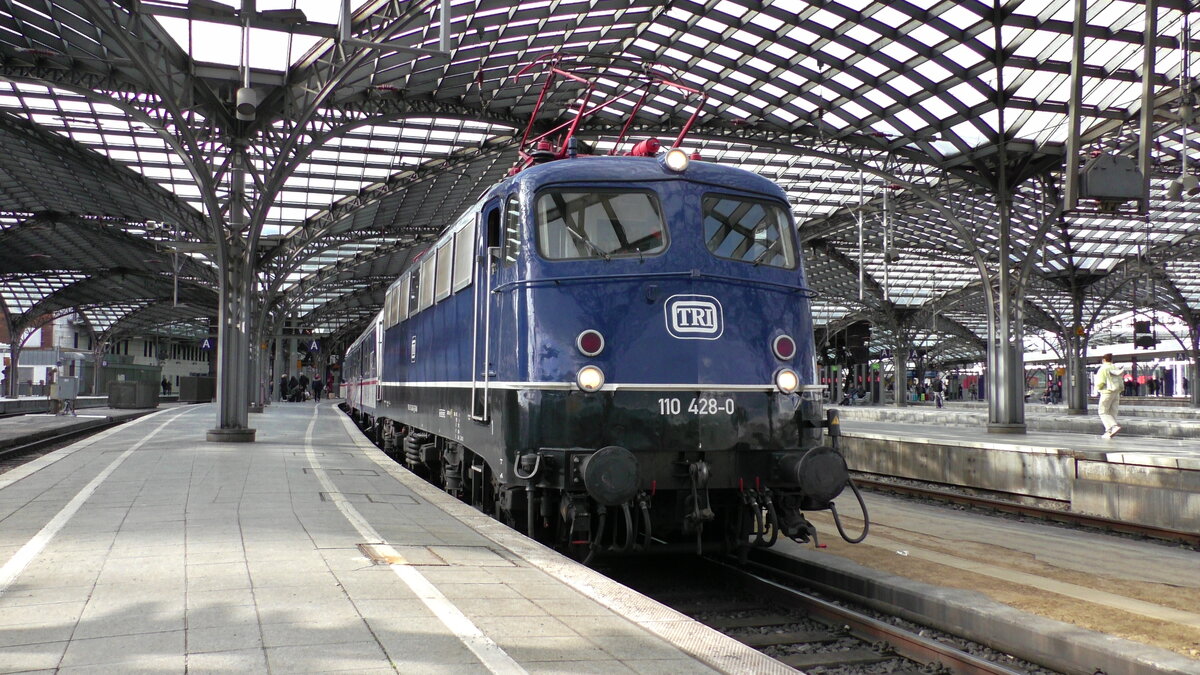 TRI 110 428-0 steht am 09.04.2022 mit einem RE1-Verstärkerzug in Köln Hbf abfahrbereit in Richtung Hamm(Westf).