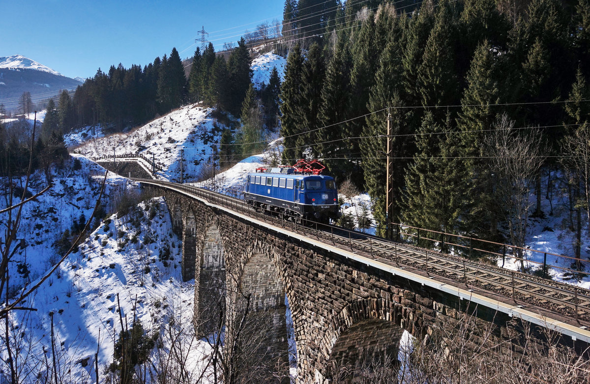 TRI 110 428-0 überquert als SLz 98241, auf der Fahrt in Richtung Kärnten, den Hundsdorfer-Viadukt bei Bad Hofgastein.
Aufgenommen am 15.2.2017.