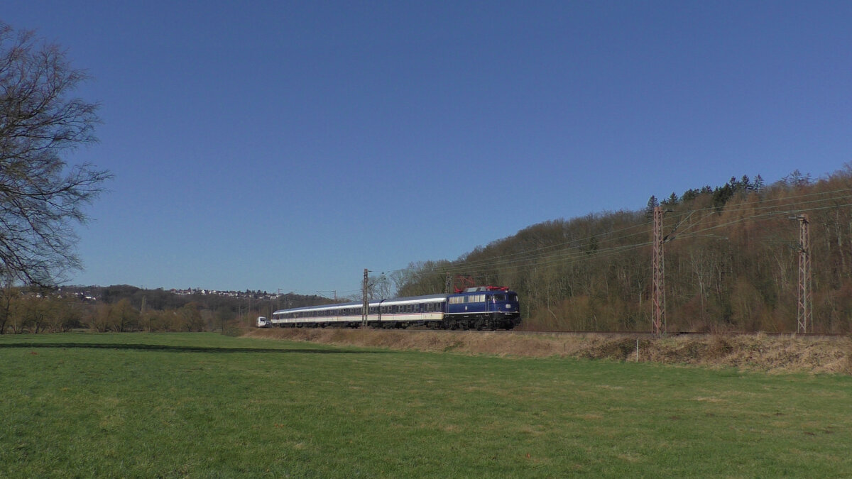 TRI 110 428-0 zieht am 27.02.2022 ihren RB40-Ersatzzug von Essen Hbf nach Hagen Hbf. Hier ist die Bügelfalte zwischen Witten und Wetter(Ruhr) unterwegs.