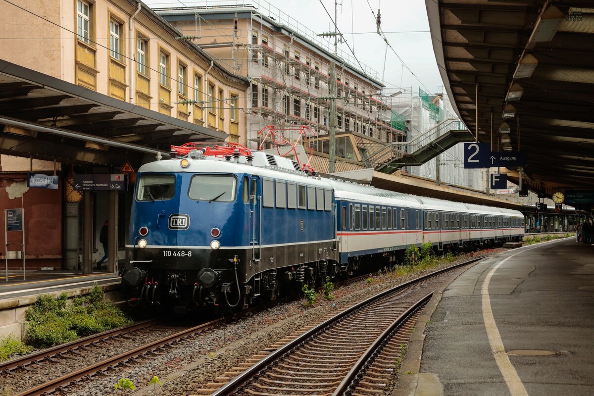 TRI 110 448-8 mit TRI-Wagen�berf�hrung in Wuppertal Hbf, Mai 2025.