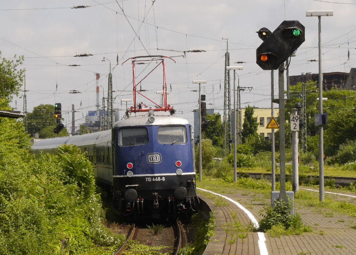 TRI-110 448 schiebt eine RB 37 aus dem Neusser Hbf Richtung Krefeld. Neuss Hbf, Gleis 4, 1.6.26