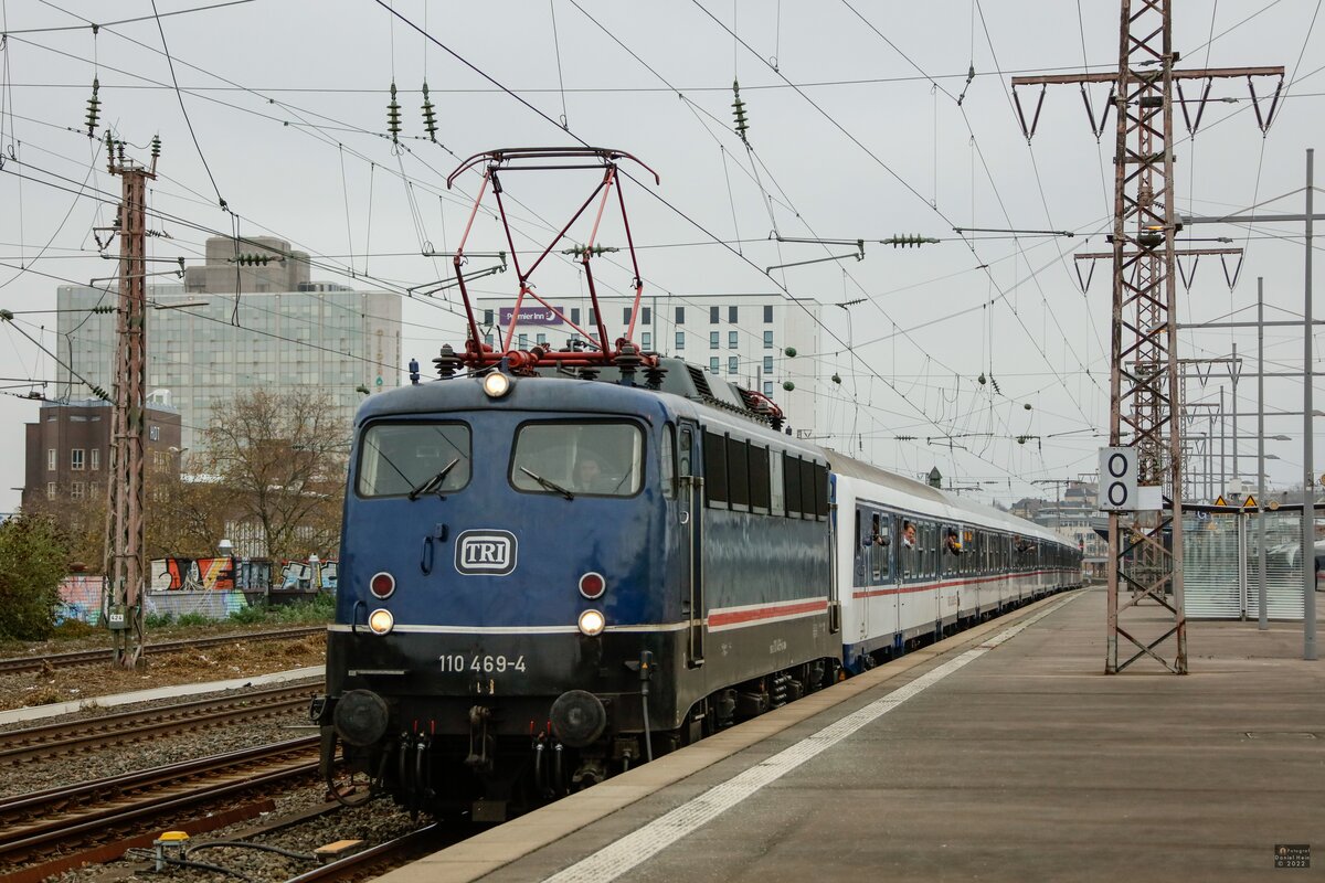 TRI 110 469-4 mit Adventsverstärker in Essen Hbf, am 03.12.2022.