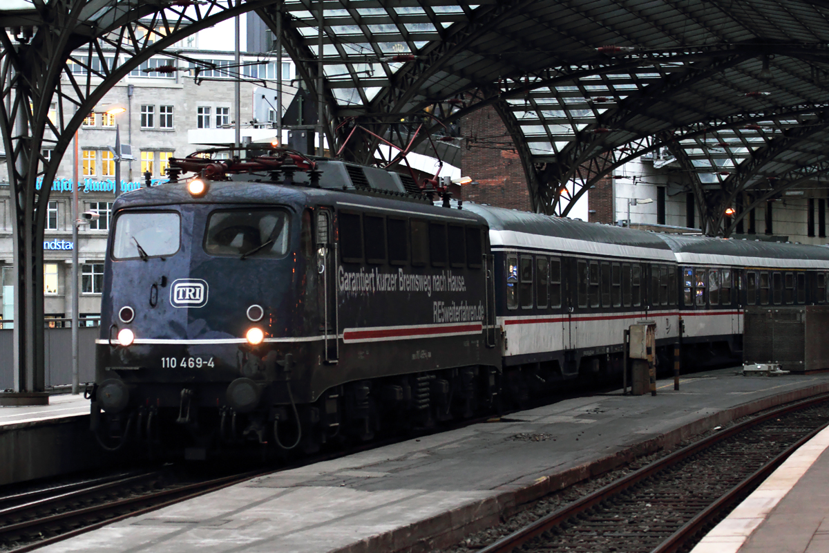 TRI 110 469-4 mit einem NXG Ersatzzug in Köln Hbf. 7.12.2018