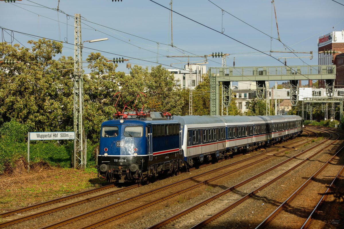 TRI 110 469-4 mit Fußballsonderzug (Osnabrück-Düsseldorf) in Wuppertal, am 06.10.2023.