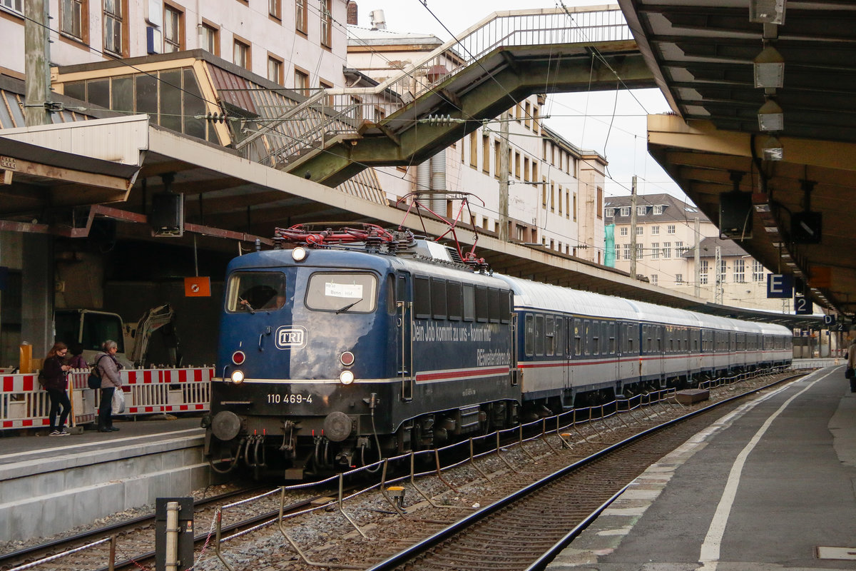 TRI 110 469-4 mit NX-Ersatzzug RB48 in Wuppertal Hbf, Februar 2019.