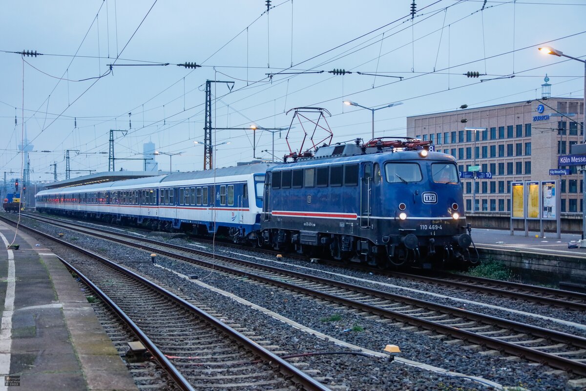 TRI 110 469-4 mit RE1-Verstärker in Köln Messe/Deutz, am 10.12.2022.