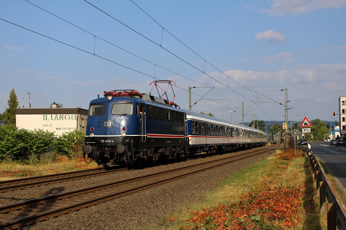 TRI 110 469-4 zieht einen RE9 Verstärkerzug von Siegen-Weidenau nach Köln Hbf anlässlich der  Radveranstaltung Siegtal pur. Der Zug verlässt hier gerade in der Abendsonne den Bahnhof Eitorf. (02.07.2023)