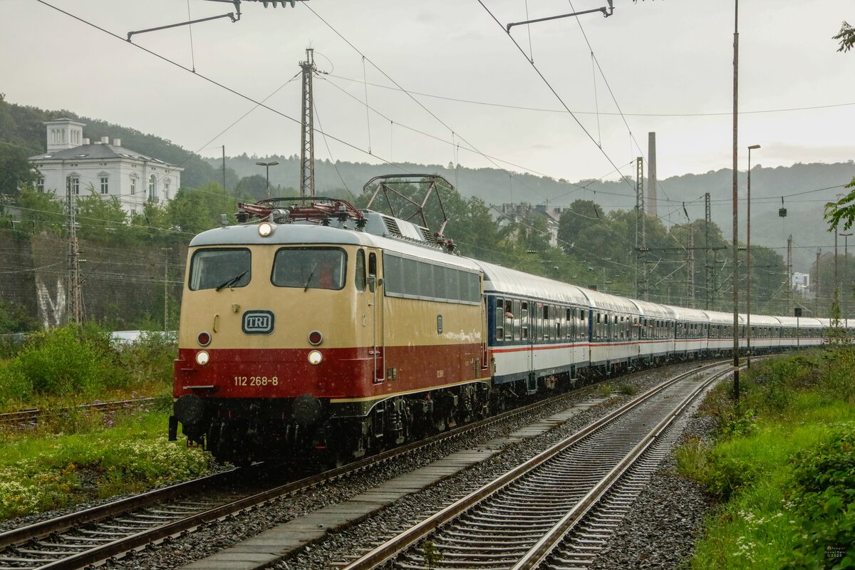 TRI 112 268-8 mit Fußballsonderzug von Köln nach Dortmund in Wuppertal Steinbeck, August 2023.