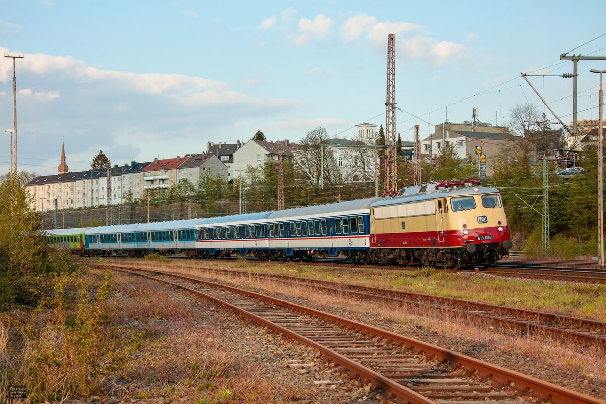 TRI E10 1268 mit Wagen�berf�hrung in Wuppertal, Mai 2021.