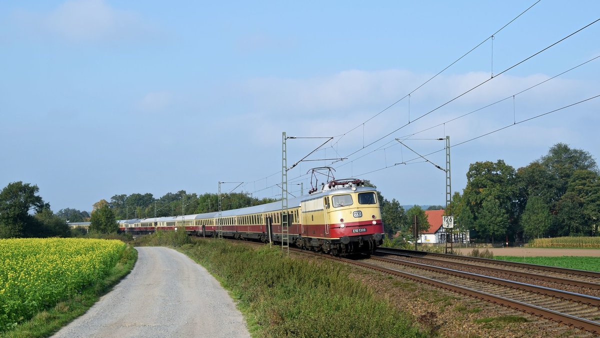 TRI E10 1309 (113 309), vermietet an AKE, befindet sich mit dem AKE-Rheingold-Sonderzug nach einer einwöchigen Reise an die Ostsee am 27.09.17 bei Vehrte auf der Fahrt von Ostseebad Binz nach Koblenz Hbf.