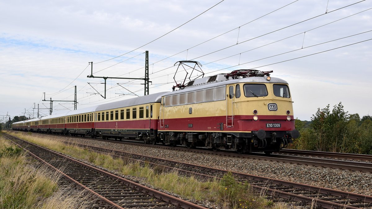TRI E10 1309 (113 309), vermietet an AKE, mit AKE-Rheingold-Sonderzug Stralsund Hbf - Koblenz Hbf (bei Diepholz, 30.09.18).