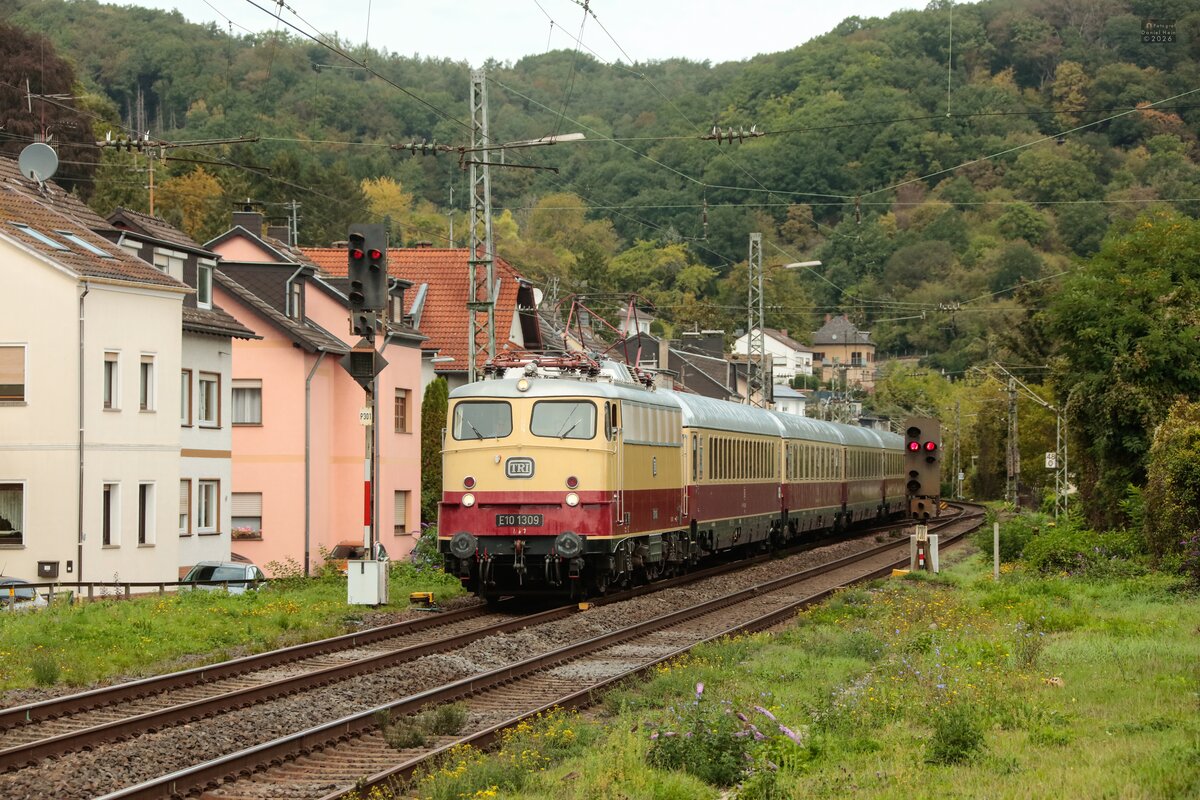 TRI E10 1309 mit AKE-Rheingold in Oberwinter, September 2026.