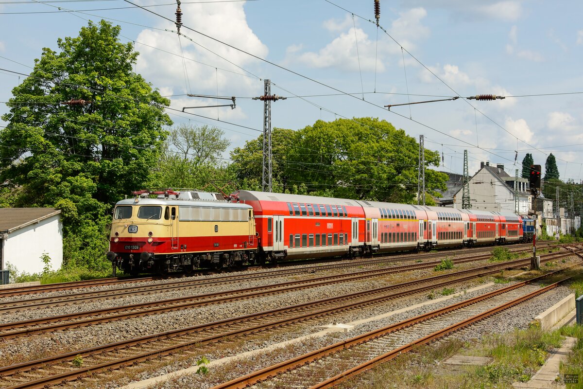 TRI E10 1309 mit Dosto-�berf�hrung am Ende TRI 110 428-0 in Wuppertal, Mai 2023.