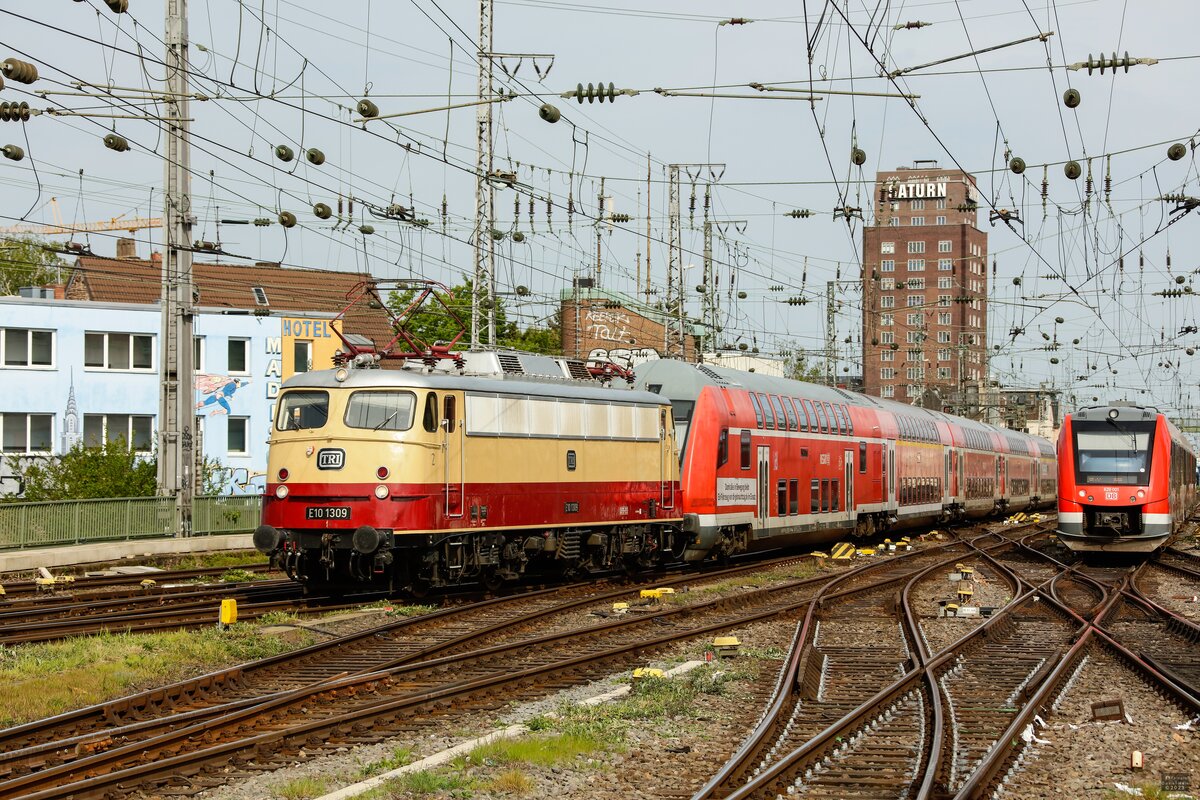 TRI E10 1309 mit Dostos-�berf�hrung bei der Einfahrt in K�ln Hbf, April 2023.