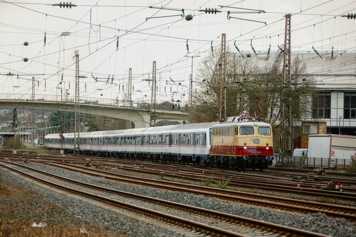 TRI E10 1309 mit Fu�ballsonderzug von K�ln nach Dortmund in Wuppertal, M�rz 2023.