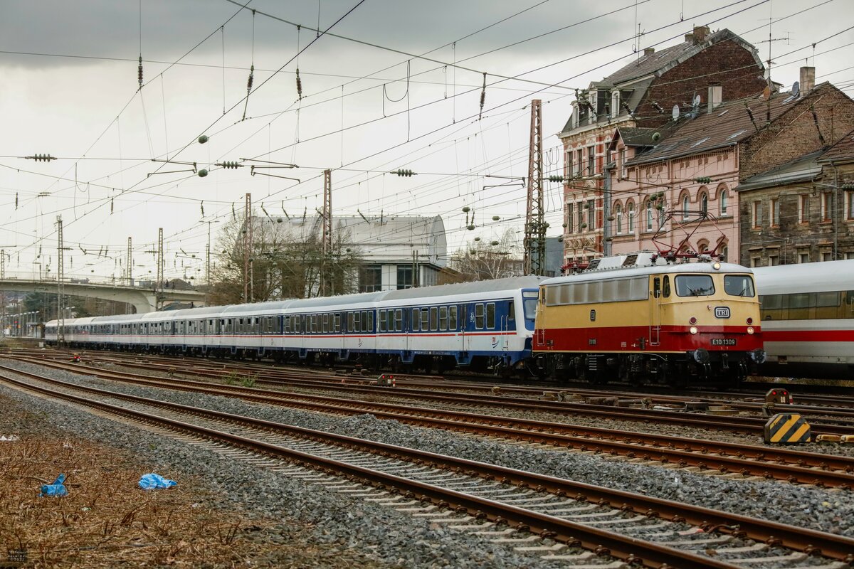 TRI E10 1309 mit Fu�ballsonderzug von K�ln nach Dortmund in Wuppertal, M�rz 2023.