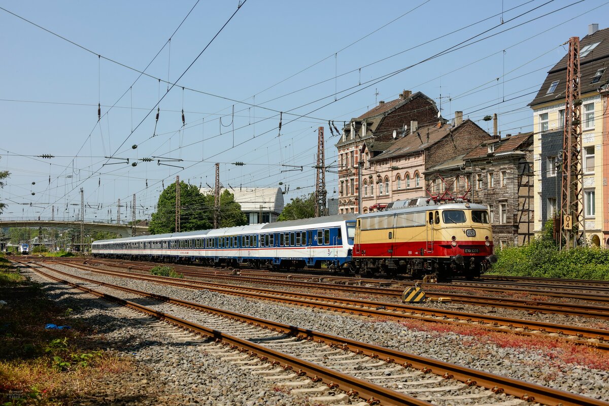 TRI E10 1309 mit Fu�ballsonderzug von Leverkusen nach Bochum in Wuppertal, Mai 2023.