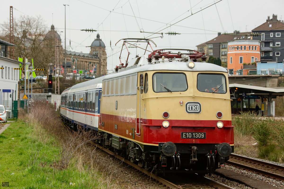 TRI E10 1309 mit TRI-Wagen�berf�hrung in Wuppertal, April 2023.