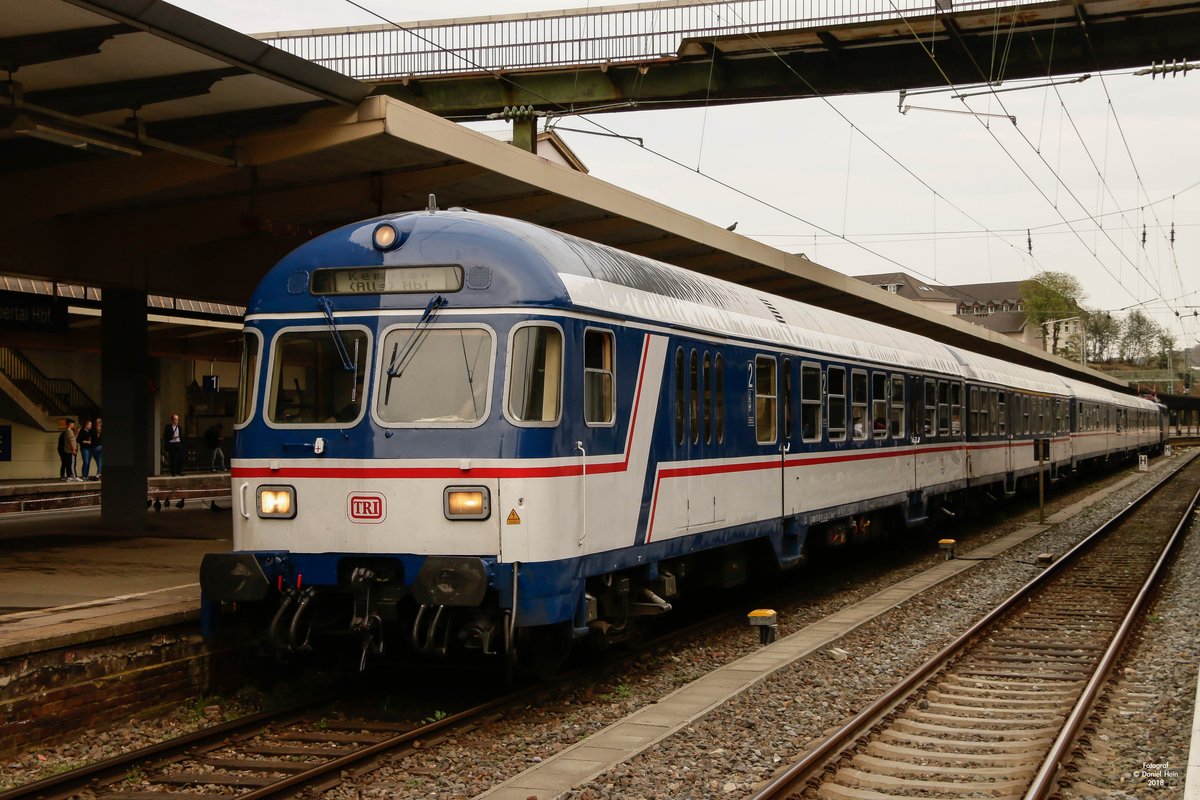 TRI Karlsruher Steuerwagen Nationalexpress Ersatzzug RB48 in Wuppertal Hbf, am 10.04.2018.