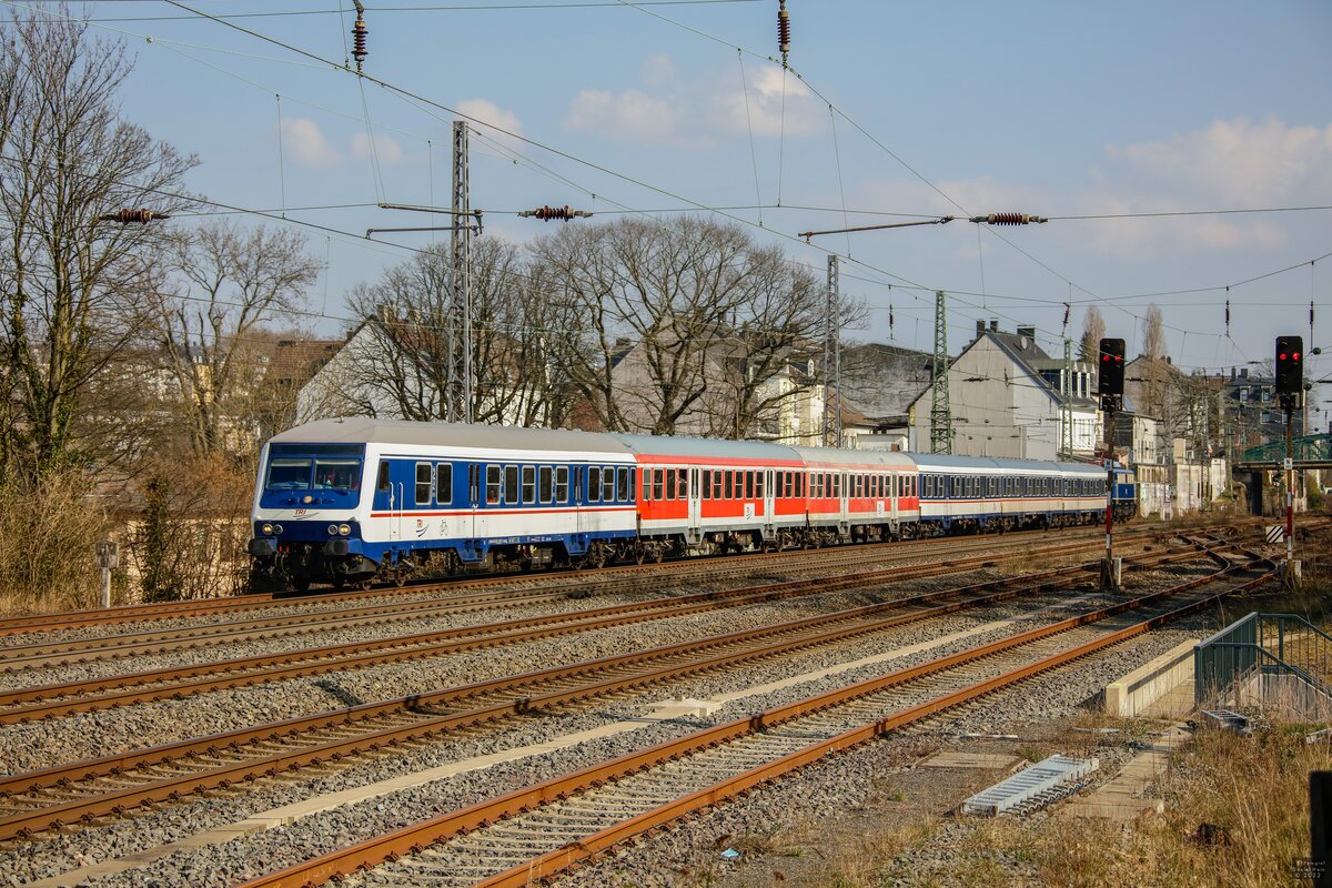 TRI Wittenberger Steuerwagen & TRI 110 428-0 schiebt Fu�ballsonderzug von M�nster nach Wuppertal, M�rz 2022.