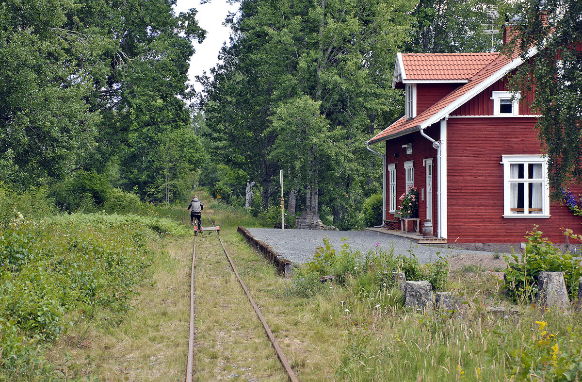 Triabo Bahnhof an der Schmalspurstrecke Åseda - Hirserum in Schweden. Eine Draisinentour macht gute Laune – man strampelt gemütlich wie auf dem Fahrrad und genießt die Landschaft und die nette Gesellschaft. 
Aufnahme: 18. Juli 2017. 