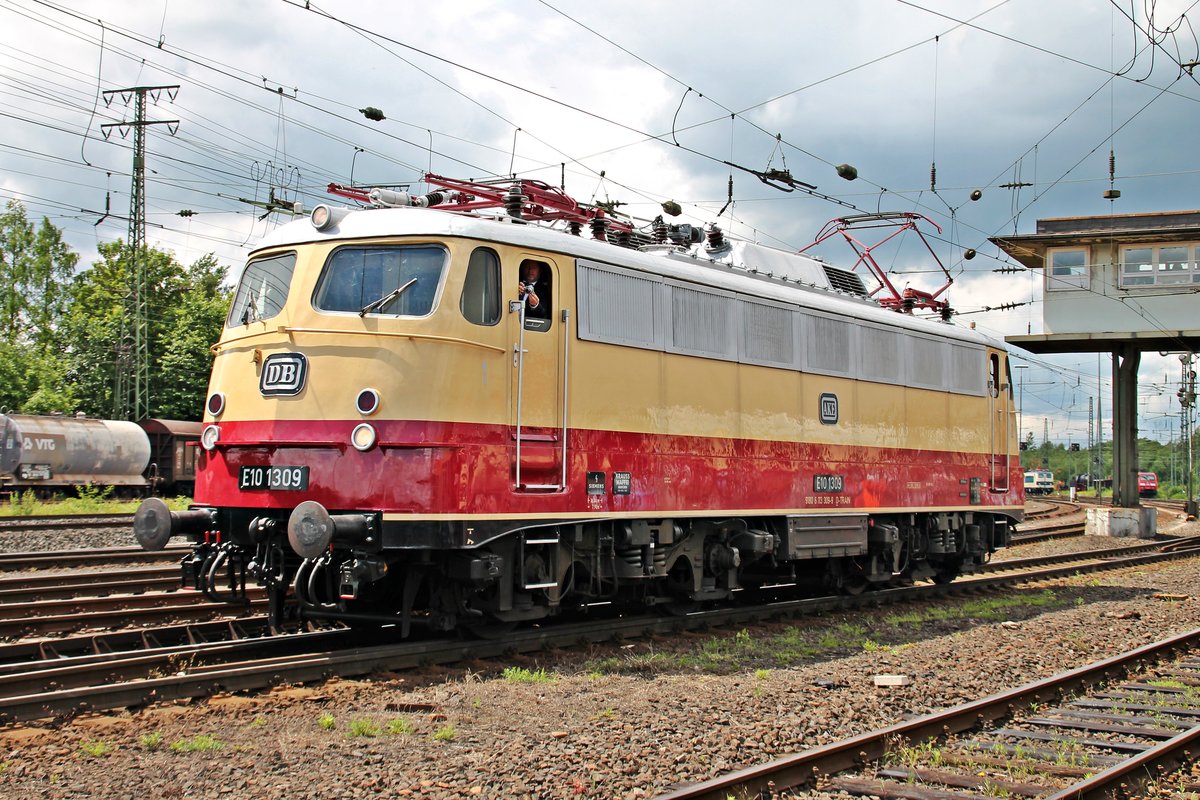 TRI/AKE E10 1309 am 18.06.2016 auf der Fahrzeugparade des Sommerfesters im DB Museum in Koblenz-Lützel.