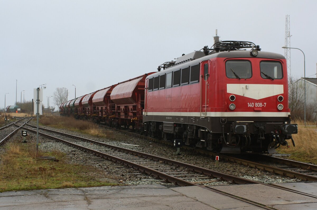 Triangula 140 808-7 D-TRG / auf Hafenbahn Ladebow / vom Bü am ehem.Lokschuppen aus aufgenommen / Januar 2022 