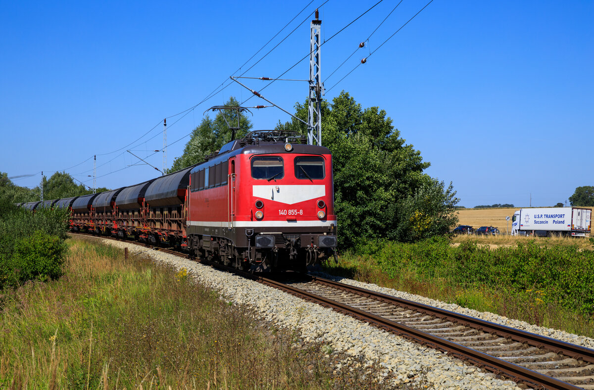 Triangula kam am 12.08.2022 mit 1800t Getreide und ca. 300 Minuten Verspätung am Ziel Mukran an. Der Zug wurde von 140 855 in Dresden Neustadt übernommen. Aufgenommen in Mukran West.