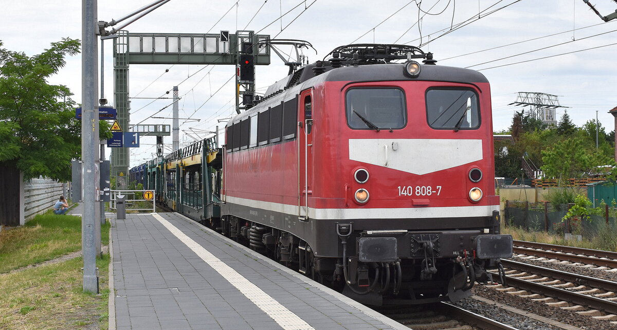 TRIANGULA Logistik GmbH, Calvörde mit ihrer  140 808-7  (NVR:  91 80 6140 808-7 D-TRG ) und einem nur halb beladenen PKW-Zug am 29.06.23 Durchfahrt Bahnhof Lutherstadt Wittenberg-Piesteritz.