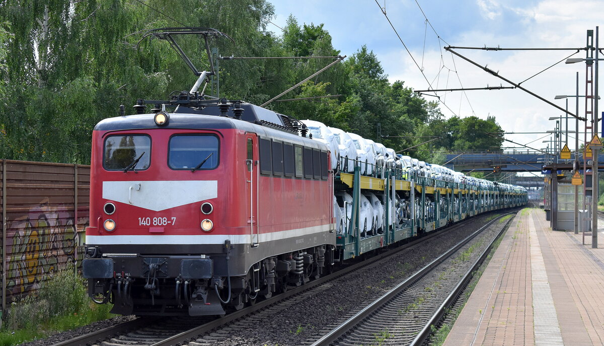 TRIANGULA Logistik GmbH, Calvörde mit ihrer  140 808-7  (NVR:  91 80 6140 808-7 D-TRG ) und einem PKW-Transportzug am 06.07.23 Höhe Bahnhof Dedensen-Gümmer.
