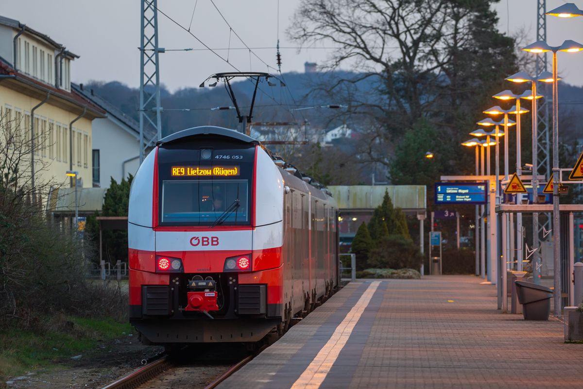 Triebfahrzeugführer des ÖBB Cityjet (Disiro ML) am Bahnsteig 1 in Binz beim Aufrüsten für die Fahrt als RE9 nach Lietzow. - 08.02.2020
