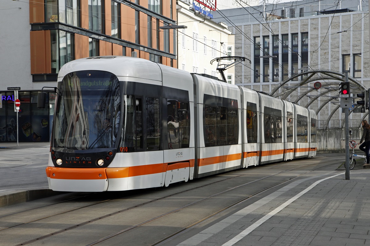 Triebwagen 010 war am 17.03.2017 auf der Linie 4 eingeteilt und fährt vom Hauptbahnhof kommend in die Landstrasse.