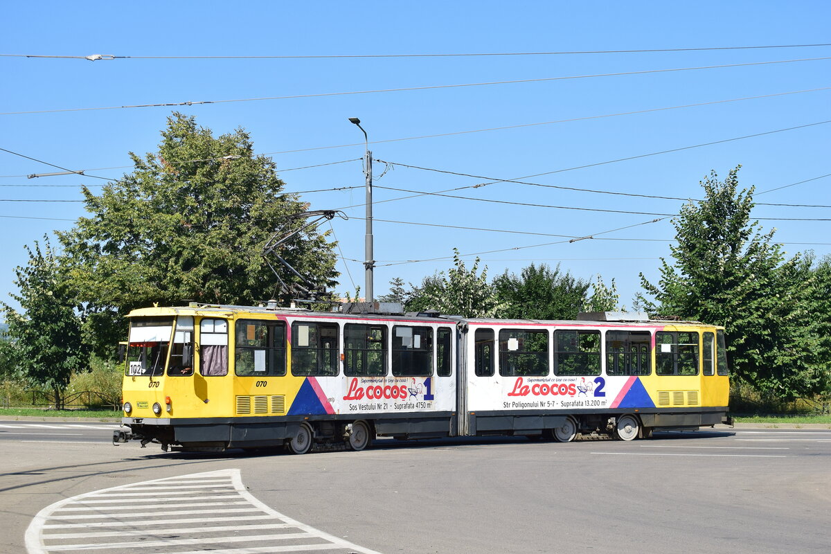 Triebwagen 070 tr�gt wie viele andere Bahnen in Ploiesti Werbung f�r die Supermarktkette La Cocos. Mittlerweile sieht man vielen Fahrzeugen ihr Alter an denn der Rost kommt �berall durch. Hier biegt Triebwagen 070 in die Wendeschleife Spitalul Judetean. 

Ploiesti 30.07.2026
