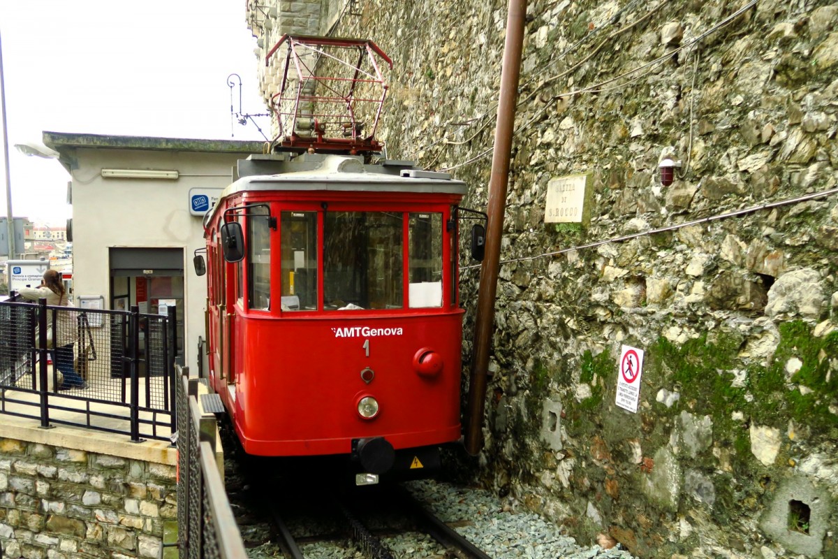 Triebwagen  1  der Ferrovia Principe-Granarolo in der Talstation Principe oberhalb des Bahnhofes Genova Principe. Die 1901 erbaute Zahnradbahn (Spurweite 1200 mm) ist 1,14 Kilometer lang und hat 9 Stationen. Der Wagen hat im inneren eine Plakette von 1929 VII. Gebaut wurde er von der Firma Piaggio, welche heute am Flughafen von Genua das kleine Geschäftsreiseflugzeug mit Druckpropeller  Avanti  fertigt.