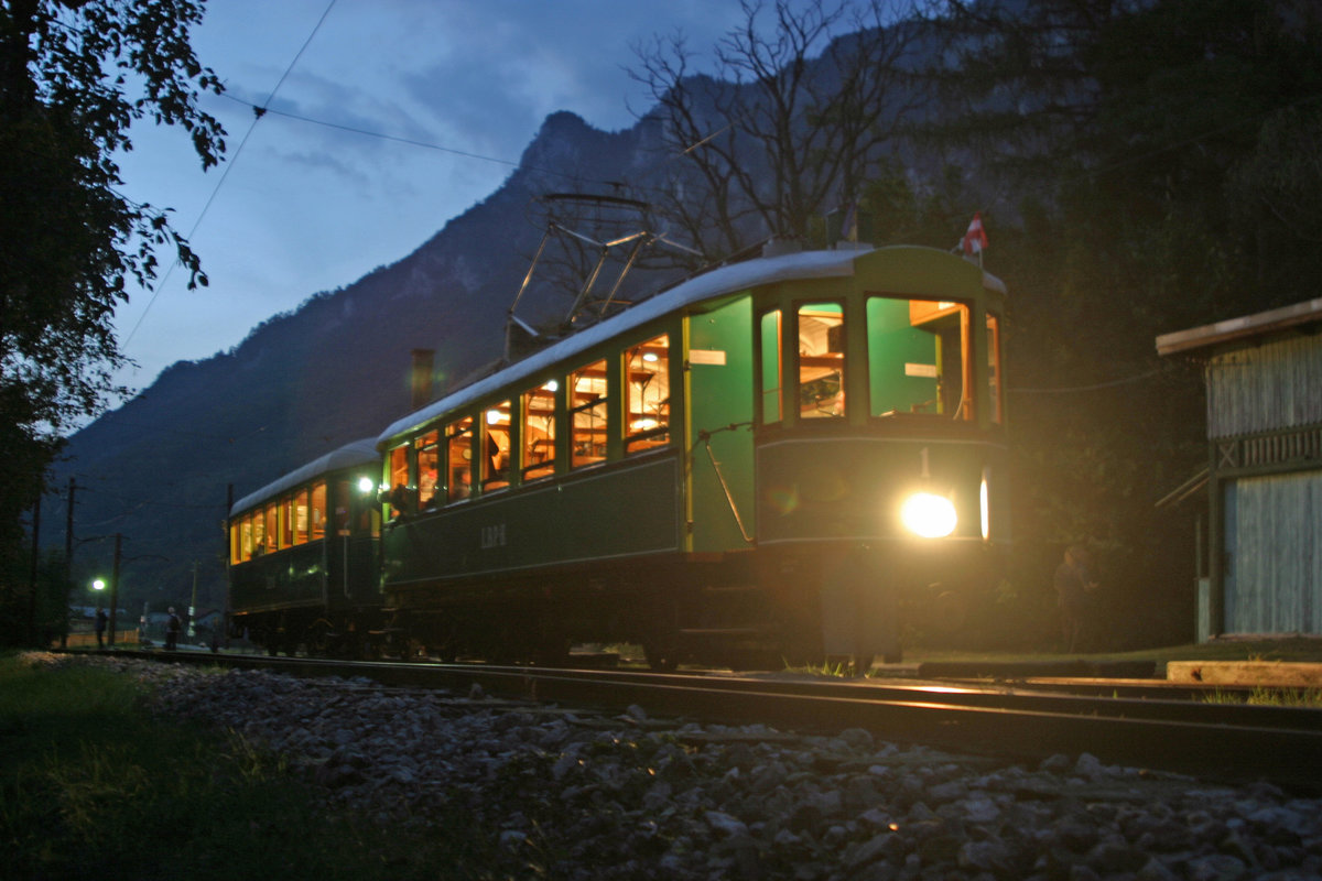 Triebwagen 1 der Lokalbahn Payerbach-Hirschwang beim Aufenthalt im Bhf.Reichenau,bei der  Langen Nacht der Museen  am 1.10.16