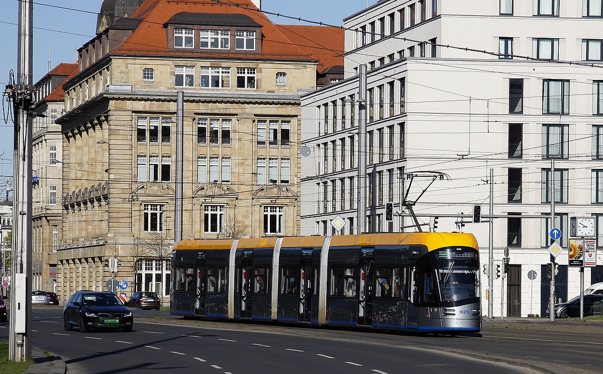 Triebwagen 1029 vom Hersteller Solaris / PL, eingesetzt bei den Leipziger Verkehrsbetrieben nahe dem Hauptbahnhof am 17.04.2022. Die Fahrzeuge sollen, obwohl noch recht neu besonders störanfällig sein, so ein Fahrer mit dem ich mich ein bisschen unterhalten habe. Wenn die Zahlen stimmen, dann sind von etwa 60 bisher gelieferten Fahrzeugen rund 15 ständig bei der Ausbesserung.