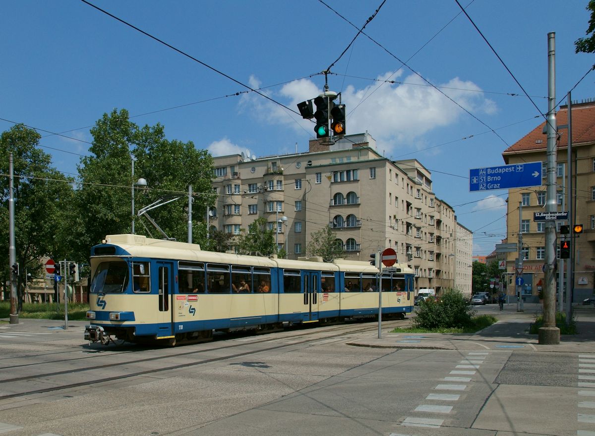 Triebwagen 110 der Wiener Lokalbahn befand sich am 26.5.2018 als Zug 1125 auf dem Weg vom Krntner Ring in Wien nach Wiener Neudorf. Gerade hat der Zug den Tunnelabschnitt unter dem 
Margaretengrtel verlassen und ist in die Flurschtzstrae eingbebogen. Im Hintergrund sind der Reumannhof und der Metzleinstaler Hof, zwei Gemeindebauten aus der Zwischenkriegszeit zu sehen.