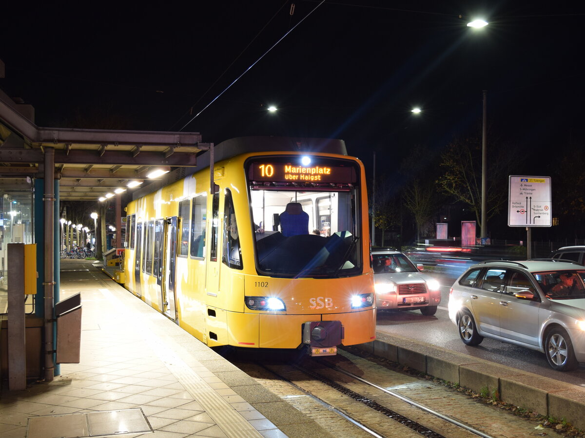 Triebwagen 1102 wartet im November 2023 in Degerloch auf die Rückfahrt zum Marienplatz.